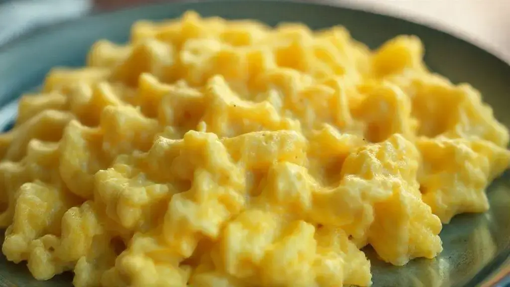 3 erros que destroem seus ovos mexidos (e como fazer os perfeitos em 3 min)